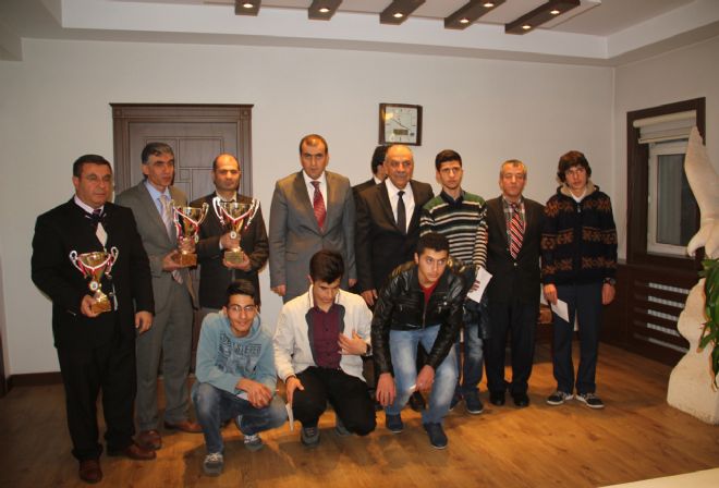 Satranç şampiyonları ödüllendirildi