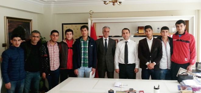 Kaymakam Ermiş liseli voleybolcuları altın ile ödüllendirdi