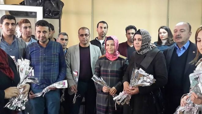 Ak Partili kadınlardan Minibüsçülere Mesajlı karanfil